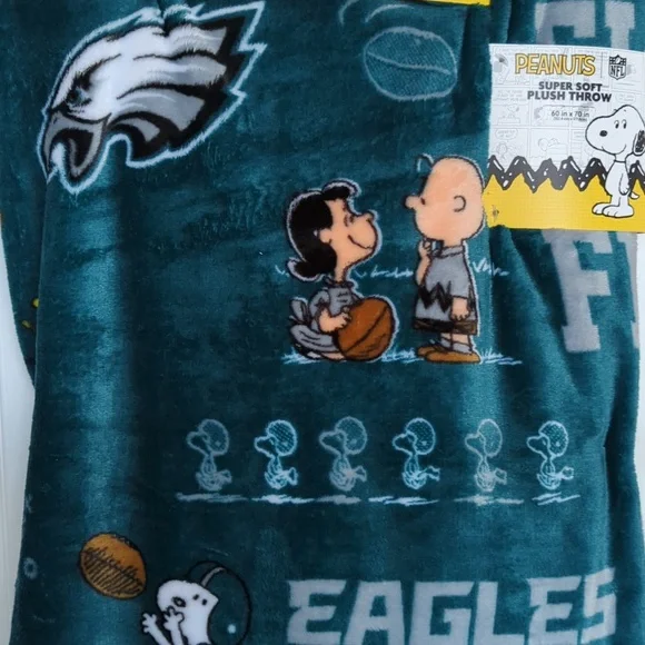 Philadelphia Eagles And Snoopy Super Soft Throw Blanket - Picture 6 of 7